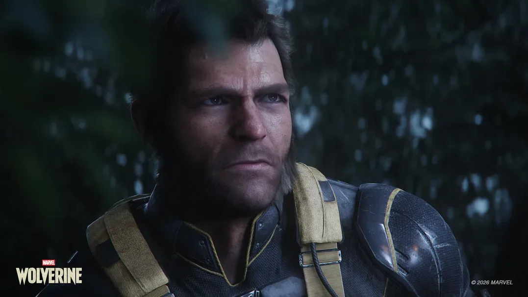 Close-up do Wolverine (homem com garras e barba curta, roupa tática azul e amarela) encarando a câmera em um cenário escuro de floresta, com o destaque no rosto.